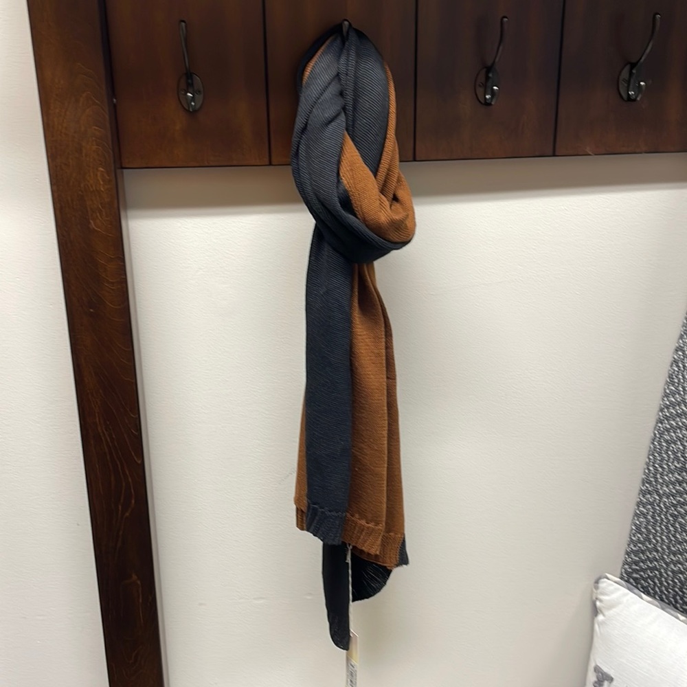 Beautiful brand, new two-tone scarf, brown and black